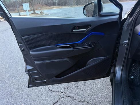 Used 2022 Toyota C-HR XLE image 18