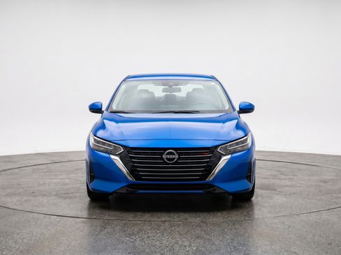 Used 2025 Nissan Sentra SV FWD image 2