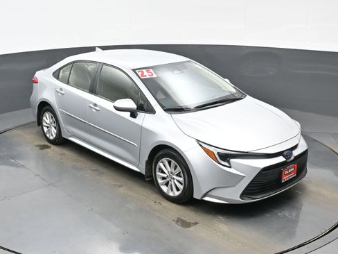 Used 2025 Toyota Corolla LE w/ LE Premium Package image 33