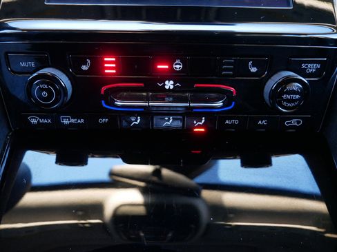 Used 2023 Jeep Grand Cherokee Laredo w/ Luxury Tech Group I image 23