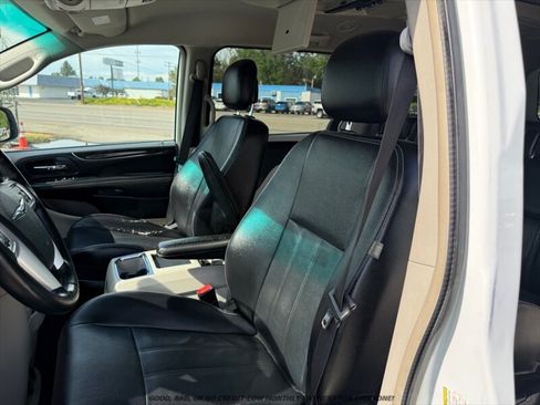 Used 2014 Chrysler Town & Country Touring FWD image 24