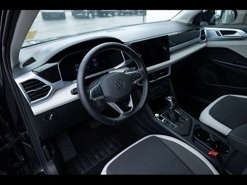 Used 2025 Volkswagen Taos SE FWD image 16