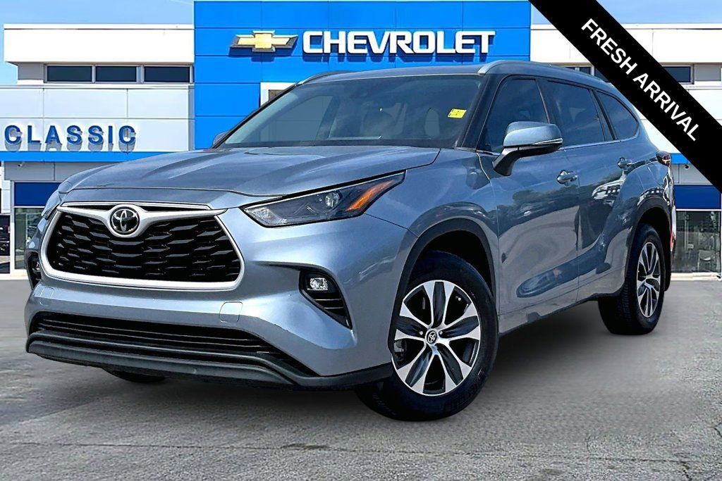 Used 2024 Toyota Highlander XLE AWD/4WD image 2