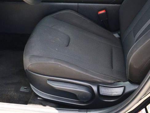 Used 2025 Hyundai Elantra SE FWD image 12