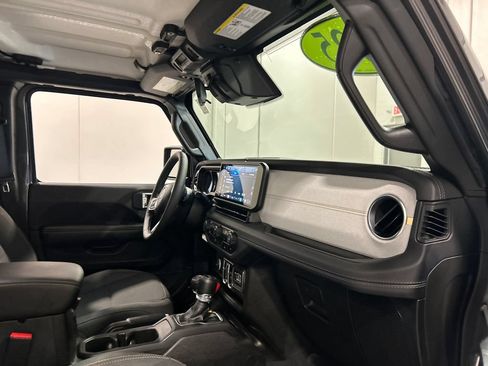 Used 2025 Jeep Wrangler Unlimited Sahara AWD/4WD image 34