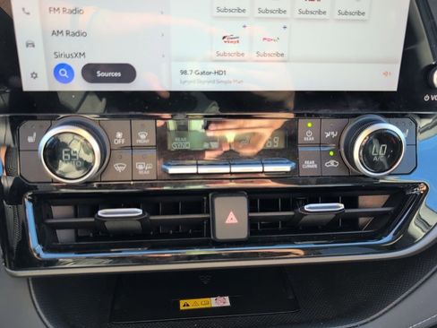 Used 2023 Toyota Highlander L image 28