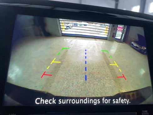 Used 2021 Nissan Titan SV w/ SV Convenience Package image 11