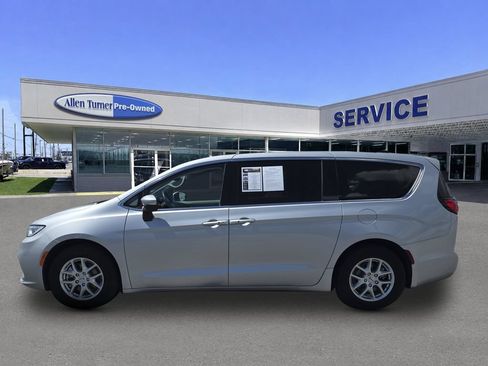 Used 2023 Chrysler Pacifica Touring-L FWD image 5