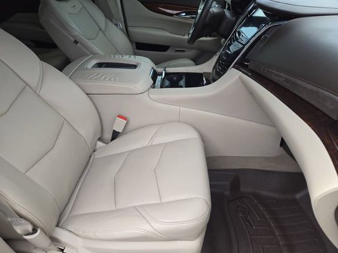 Used 2015 Cadillac Escalade Luxury AWD/4WD image 14