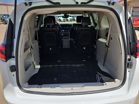 Used 2024 Chrysler Pacifica Touring-L FWD image 6