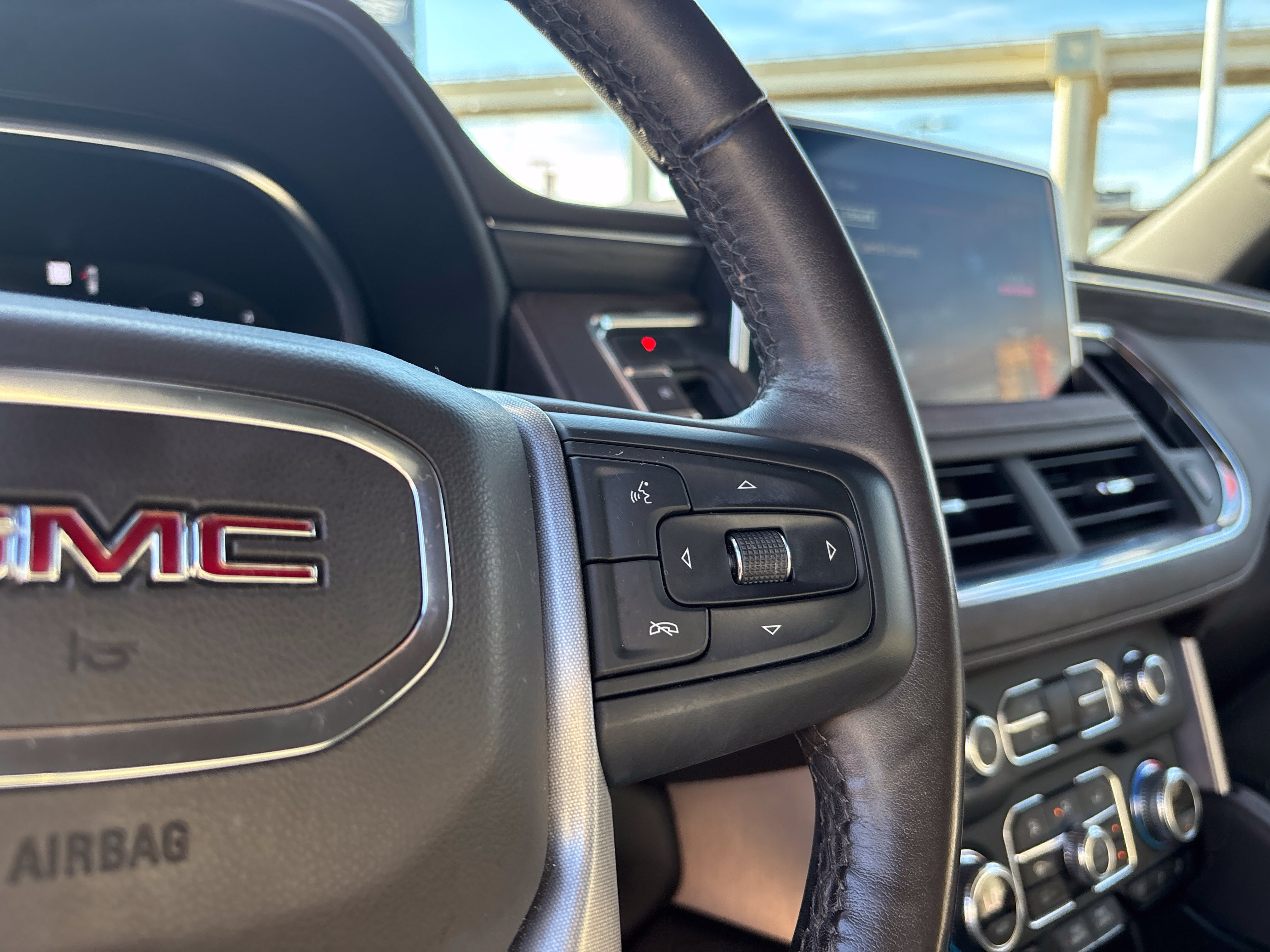 Used 2022 GMC Yukon SLT w/ SLT Luxury Package AWD/4WD image 29