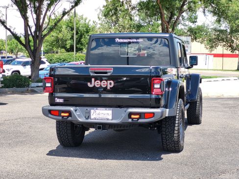Used 2025 Jeep Gladiator Mojave w/ Convenience Group AWD/4WD image 4