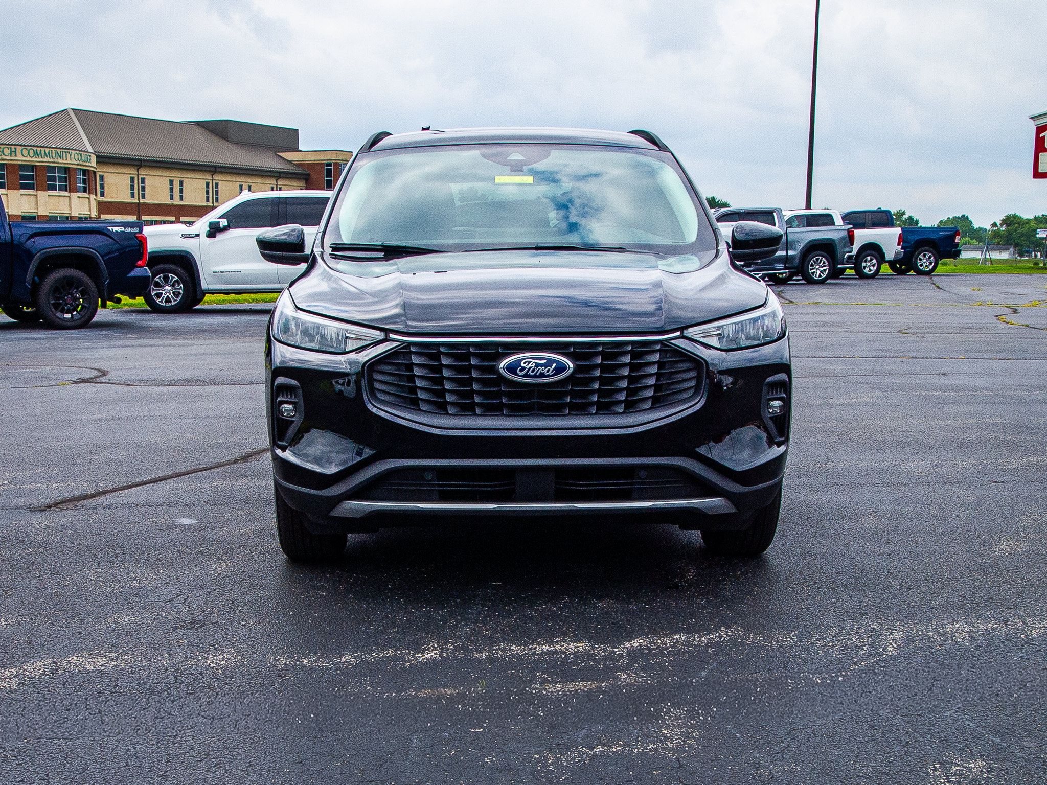 Used 2025 Ford Escape SE FWD image 2