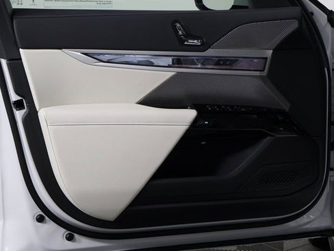 New 2026 BMW 740i image 7