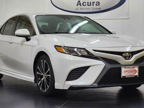 Used 2019 Toyota Camry SE FWD image 2
