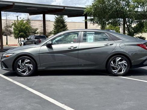 Used 2025 Hyundai Elantra Limited FWD image 14