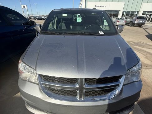 Used 2019 Dodge Grand Caravan SXT image 3
