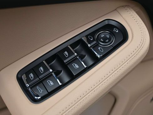 Certified 2026 Porsche Macan AWD/4WD image 19