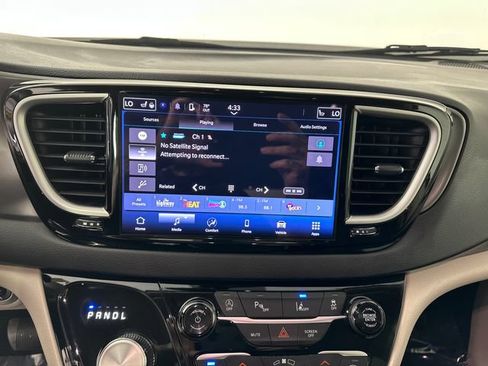 Certified 2024 Chrysler Pacifica Touring-L FWD image 28