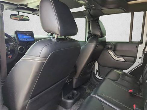 Used 2017 Jeep Wrangler Unlimited Rubicon w/ Cold Weather Group AWD/4WD image 18
