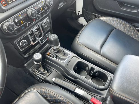 Used 2022 Jeep Wrangler Unlimited Sahara AWD/4WD image 16