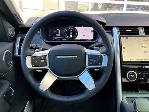 Used 2024 Land Rover Discovery S image 5