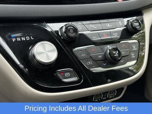 Used 2023 Chrysler Pacifica Touring-L FWD image 21