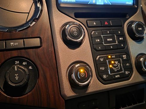 Used 2015 Ford F250 Lariat w/ Lariat Interior Package image 15