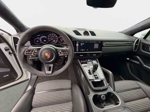 Used 2020 Porsche Cayenne Turbo AWD/4WD image 16