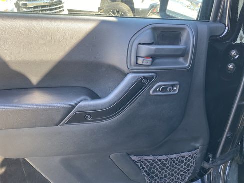 Used 2017 Jeep Wrangler Unlimited Sahara AWD/4WD image 10