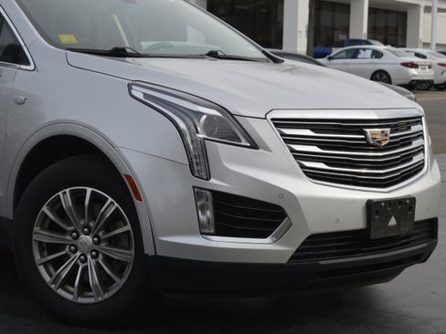 Used 2017 Cadillac XT5 Luxury w/ Driver Awareness Package image 2