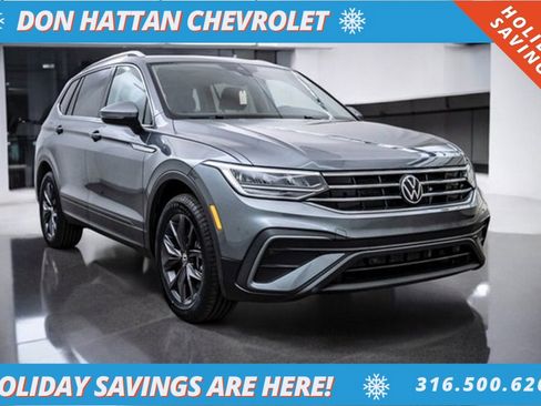 Used 2023 Volkswagen Tiguan SE w/ Panoramic Sunroof Package image 40