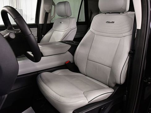 Used 2025 Ford Expedition Platinum w/ Platinum Ultimate Package AWD/4WD image 29
