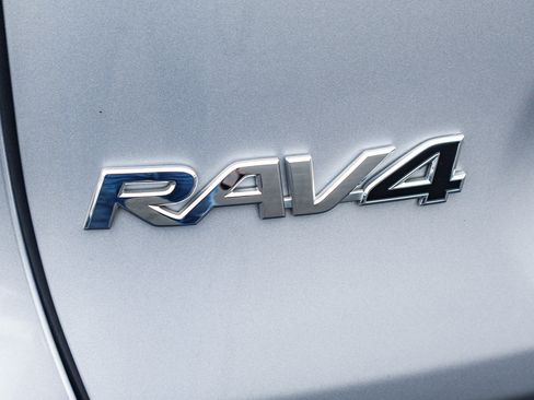 Used 2021 Toyota RAV4 LE AWD/4WD image 24