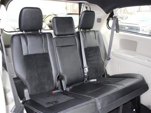 Used 2018 Dodge Grand Caravan SXT image 14