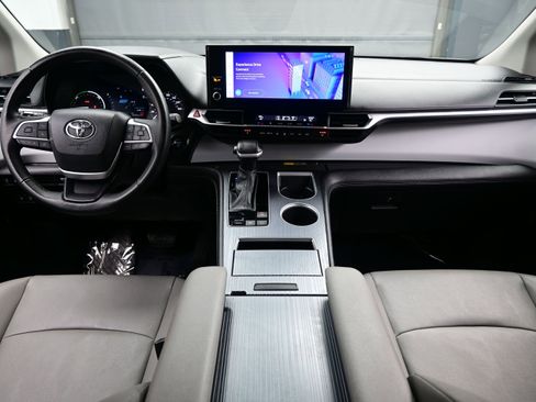 Used 2025 Toyota Sienna XLE FWD image 18