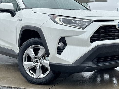 Used 2021 Toyota RAV4 XLE Premium image 9