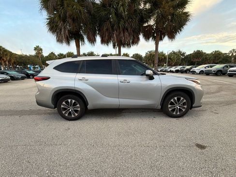 Used 2023 Toyota Highlander XLE FWD image 4