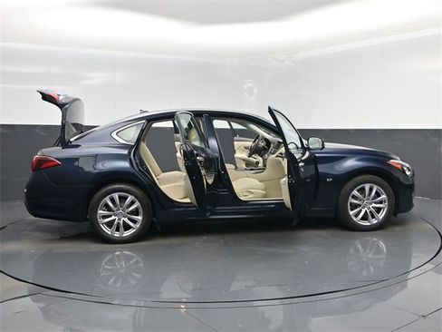 Used 2017 INFINITI Q70 3.7 image 64