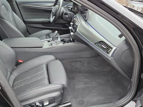 Used 2022 BMW 530i xDrive w/ M Sport Package image 4