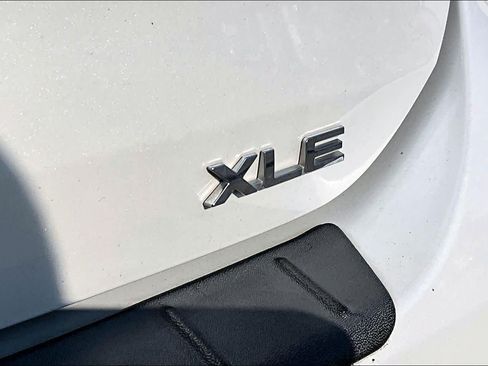 Used 2022 Toyota Highlander XLE FWD image 9