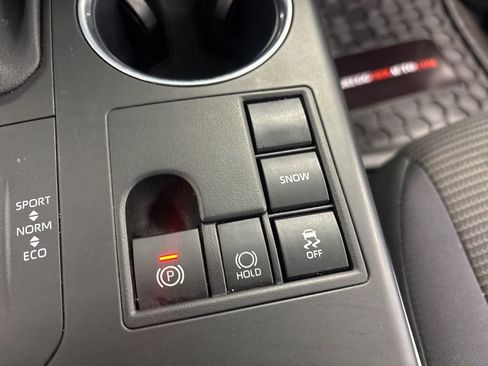 Used 2024 Toyota Highlander LE FWD image 22