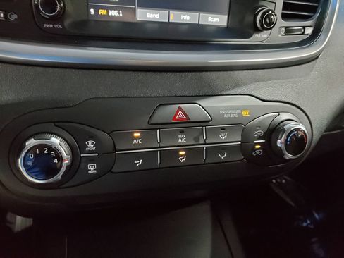 Used 2020 Kia Sorento LX FWD image 32