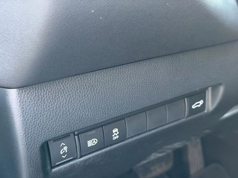 Used 2023 Toyota Venza XLE image 34