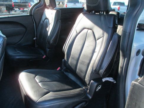 Used 2018 Chrysler Pacifica Touring-L Plus w/ Advanced Safetytec Group image 17