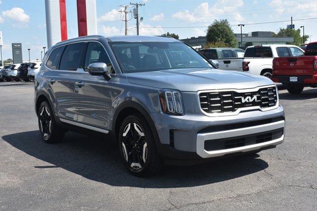 Used 2025 Kia Telluride S FWD image 3