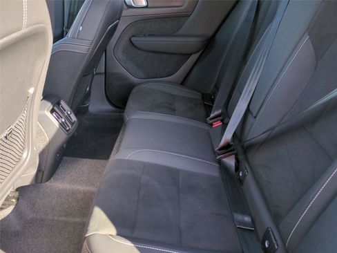 Certified 2025 Volvo XC40 B5 Plus AWD/4WD image 17