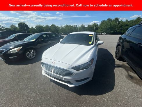 Used 2018 Ford Fusion SE w/ Fusion SE Technology Package FWD image 1