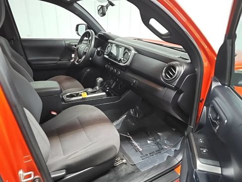 Used 2017 Toyota Tacoma TRD Off-Road w/ Tow Package AWD/4WD image 15