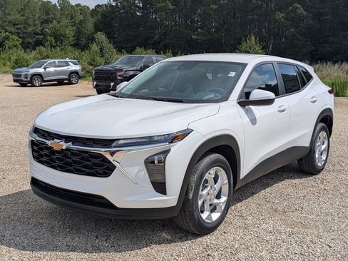 New 2026 Chevrolet Trax LS w/ LS Convenience Package FWD image 5